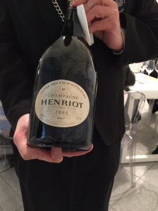 La bottiglia di Henriot, sempre tra le mani del sommelier