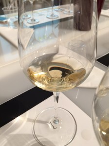 Il colore dorato nel calice di Henriot
