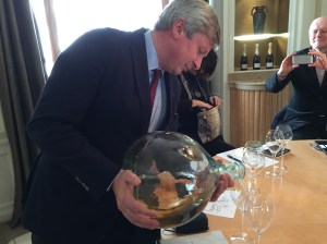 Jean-Baptiste mi versa il nostro "assemblaggio"