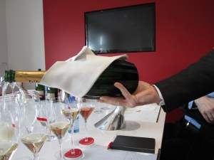 Cosa ci sarà mai dietro al tovagliolo?