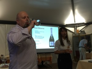 Alberto impegnato a degustare il Millenaires!